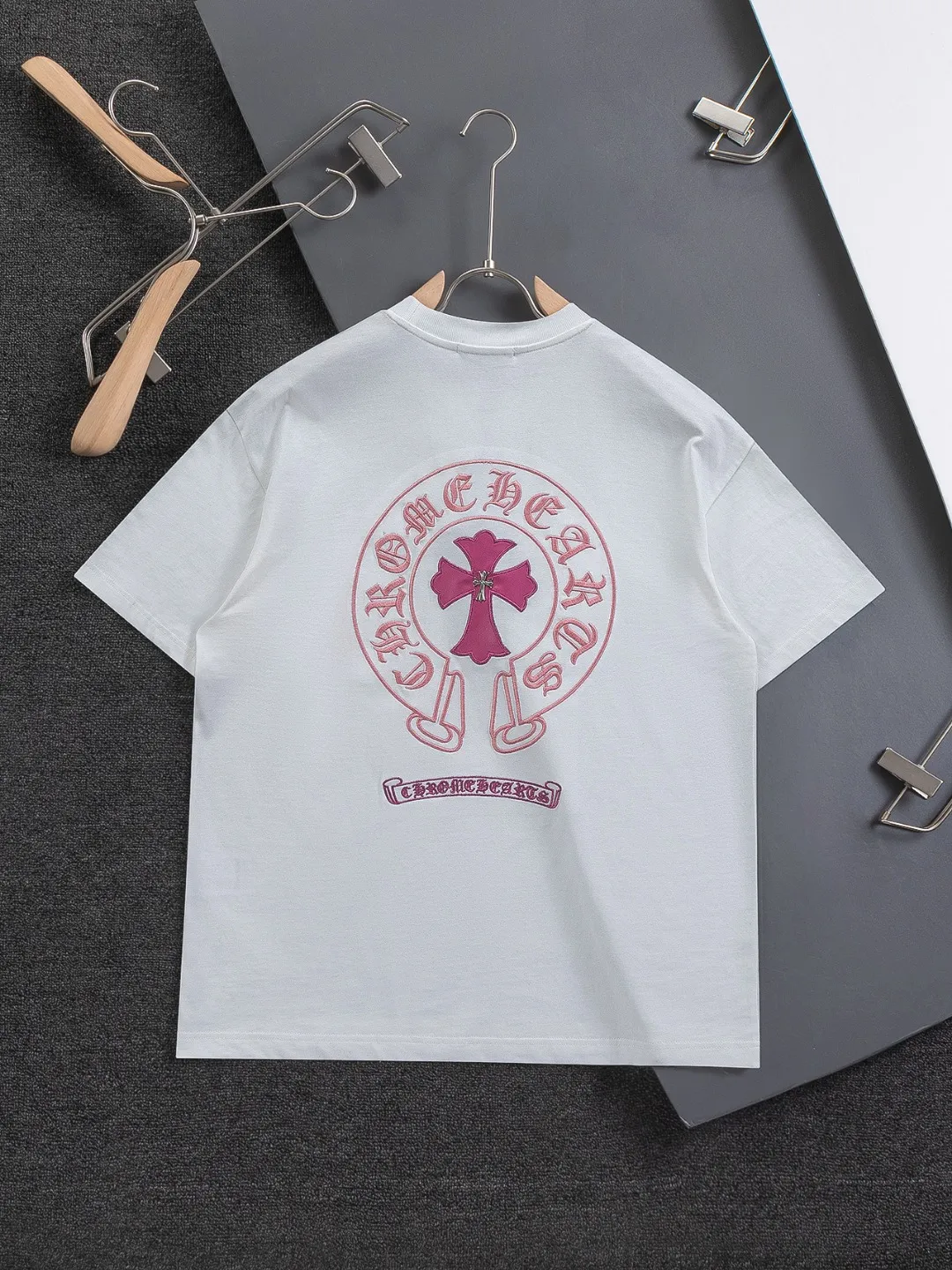 P170 Chrome Hearts CH Cross 26SS New product is hot at the same time💥 Early spring classic style Colorful double cross on the chest 🪡 Embroidery Large logo cross on the back Horseshoe and leather willow ding Sanskrit ✝️🪡 Embroidery Round neck short-sleeved T-shirt, a popular style, a style that both men and women like, the same style for men and women, 100% chance of turning heads when you wear it when you go out! It’s all about being handsome. The designer’s classic sense is precisely grasped. The whole piece of clothing is heavy. Industrial washing process. Ready-made garments are dyed + sprayed for a horse effect. The double-wash process is very recognizable. It uses heavy washing to make it distressed. The edges of the patch are slightly rolled and naturally distressed. It has a three-dimensional sense of layering and a little damage. It is very visually lethal. It adheres to Kroxin's consistent rough style. The chest and back are large, and the horseshoe flower printed patch pattern is embroidered and decorated. It is also decorated with silver metal engraved distressed buttons. The classic elements full of brand recognition instantly enhance the overall sense of grade and specification. Its texture is quite high-end! The overall feeling is high-end, simple and elegant, with silver hardware accessories, a full set of customized accessories, and the pattern of the entire dress is all decorated with patchwork three-dimensional embroidery technology, which is the finishing touch of the entire dress. The design on the back is even more eye-catching! ! This full back is so cool, it’s full of design, and the overall upper body style highlights fashion and individuality. Wearing it together as a couple is even more popular on the street. I recommend the early autumn sweatshirt! ! The fabric is a unique 320g 100% cotton, which is skin-friendly, breathable, warm to the touch, has a strong texture, and has smooth lines. It can be called a back killer, which has very strict requirements on craftsmanship and cost. The smooth neckline, flat cuffs and hems, the stitches are large and tight, tight and orderly, and the details are perfect. The consistent OS version can be worn alone or layered. It is very casual, but very iconic! It is simply the flagship of high-end trendy brands and must be included in your wardrobe. It has the American fashion spirit of freedom and individuality, and is highly recognizable and stylized! Color: Black White Size: S-XL Size chart: S: Shoulder width 50-Bust 56-Length 70 M: Shoulder width 52-Bust 57-Length 72 L: Shoulder width 54-Bust 59-Length 74 XL: Shoulder width 56-Bust 62-Length 76
